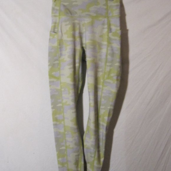 NWT Fabletics High Waisted Motion 365 7/8 Camo Leggings XS/4 - Picture 1 of 7